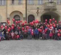 Ptujčani z rdečimi baloni preplavili mesto